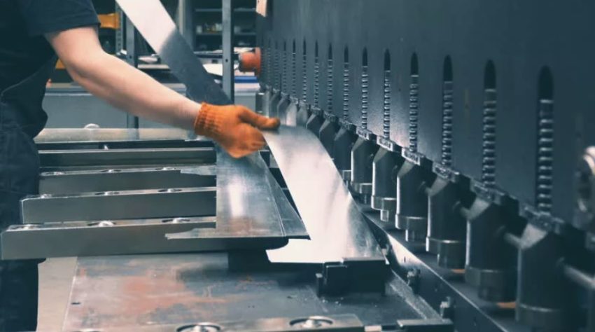 Механическая гильотина в строительстве: как ускорить раскрой листового материала